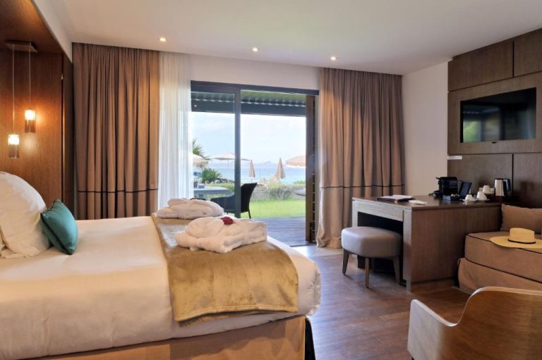 Habitación de lujo con cama doble y vistas al mar en Hôtel Le Week End