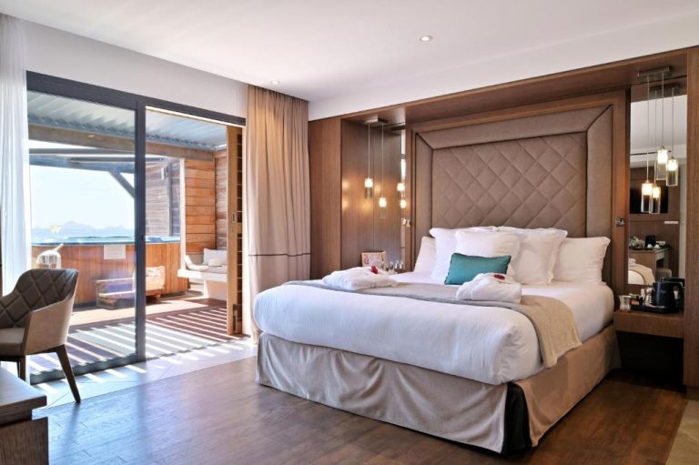 Habitación de lujo con cama doble y terraza con vistas al mar en Hôtel Le Week end
