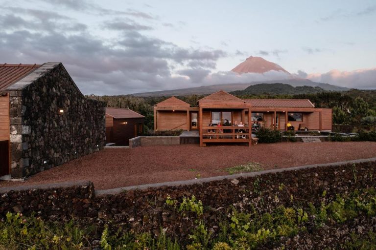 Cabaña de madera en Alma do Pico Nature Residence con vistas al volcán Pico en las Azores