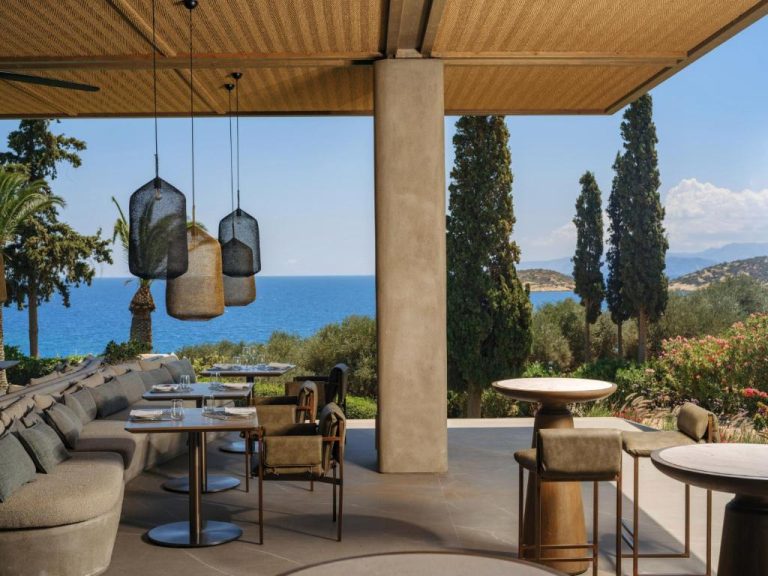 Terraza restaurante con vistas al mar mediterráneo en Minos Palace Resort Adults Only, Creta