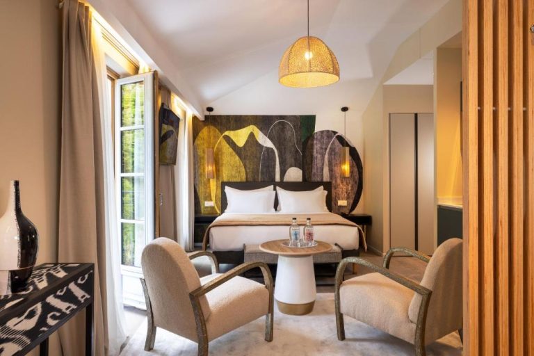 Habitación elegante con cama doble y arte moderno en Palais Ségurane Boutique Hôtel de Niza
