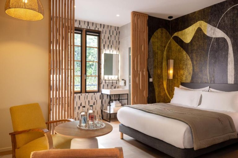 Habitación doble con decoración artística y mural abstracto dorado en Palais Ségurane Boutique Hôtel