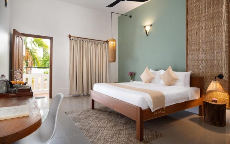 Habitación doble superior con cama de madera y decoración tropical en The Jungle Hotel