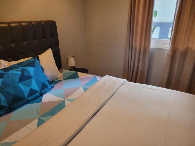 Habitación doble con cama matrimonial y cabecero de cuero en 9 Residence's Seminyak