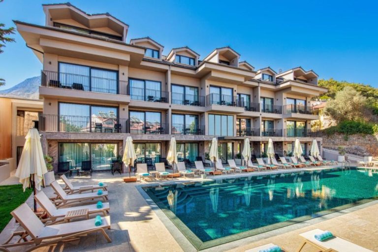 Piscina exterior con tumbonas y sombrillas del Casa Lumar Luxury Lodging Adult Only en Turquía