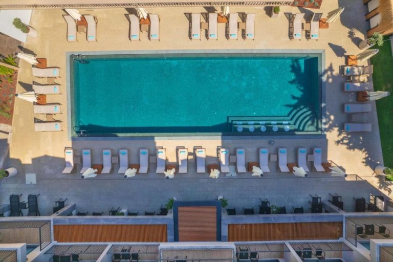 Vista aérea de la piscina exterior con tumbonas y solarium del Casa Lumar Luxury Lodging Adult Only