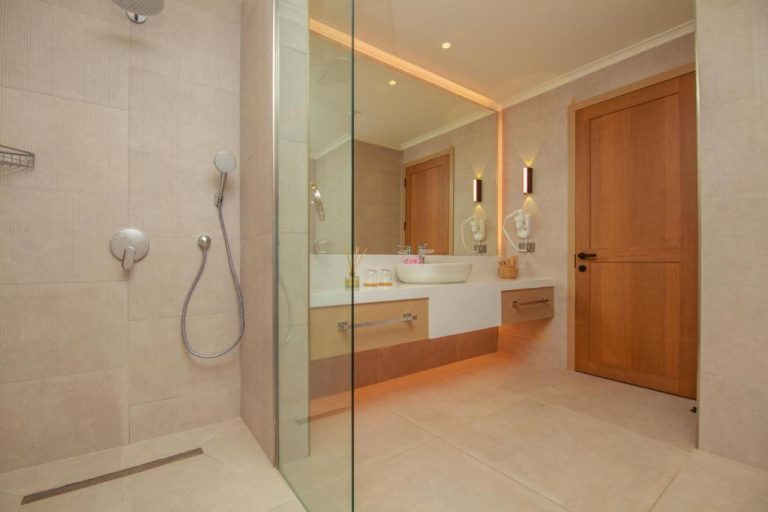 Baño moderno con ducha de cristal y lavabo de diseño en Casa Lumar Luxury Lodging Adult Only