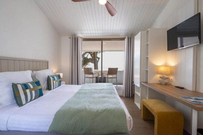 Habitación doble con terraza y vistas al exterior en Hotel Punta Lara Noirmoutier