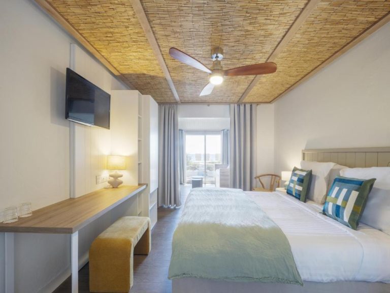 Habitación doble con techo de bambú y vistas al mar en Hotel Punta Lara Noirmoutier