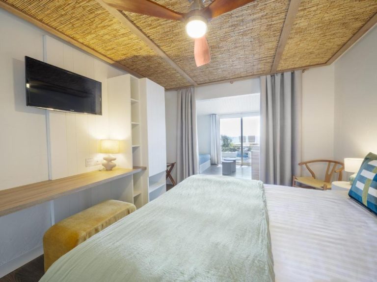 Habitación doble con techo de bambú, ventilador y vistas al mar en Hotel Punta Lara Noirmoutier