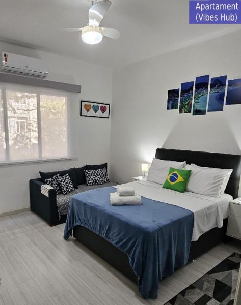 Habitación doble con cama matrimonial y decoración brasileña en Copacabana Vibes Studios