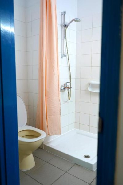 Baño completo con ducha y cortina en Green Bungalows Hotel Apartments