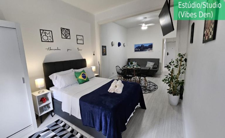 Estudio Vibes Den en Copacabana Vibes Studios con cama doble, sofá y zona de comedor