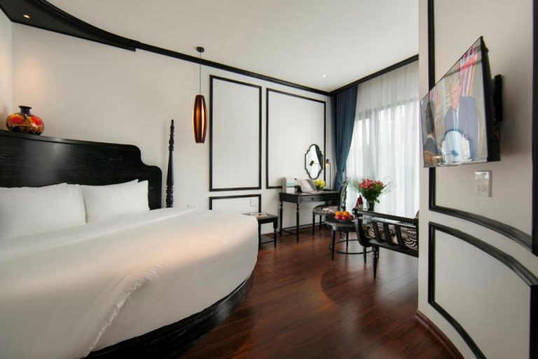 Habitación doble de lujo con cama king size y decoración clásica en Hanoi Le Chateau Hotel & Spa