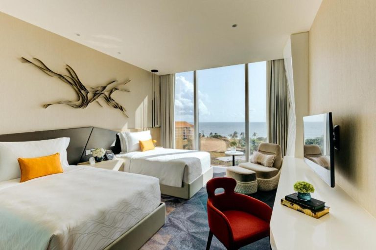Habitación doble con vista al mar y decoración moderna en Cinnamon Life at City of Dreams