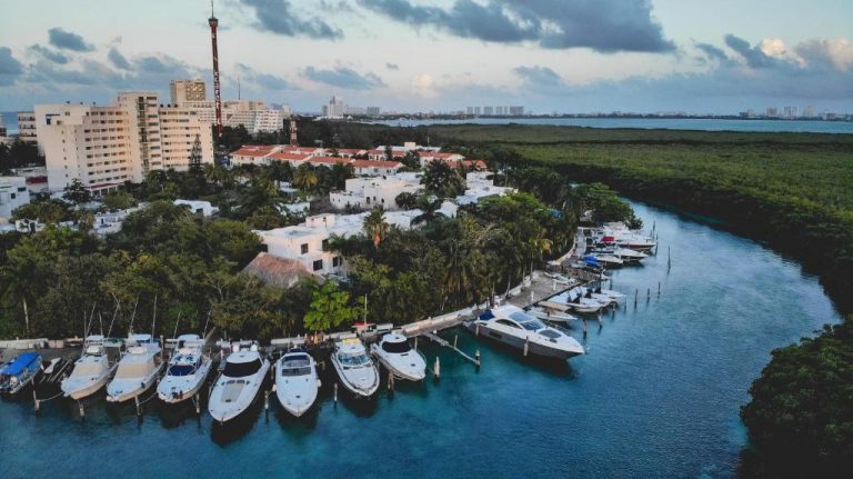 Vista aérea del marina del Sotavento Hotel & Yacht Club con yates y laguna en Cancún
