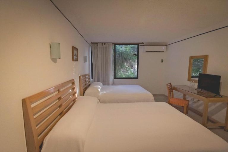 Habitación doble con dos camas y vista al jardín en Sotavento Hotel & Yacht Club
