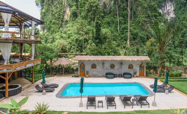 Piscina exterior rodeada de naturaleza y acantilados en Voasis Valley Krabi Natural Resort Adults Only