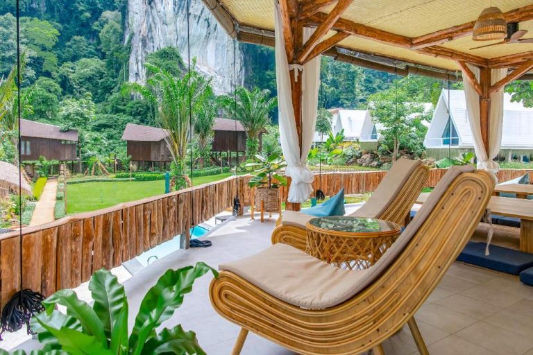 Terraza con sillones de ratán y vistas a la selva y acantilados en Voasis Valley Krabi Natural Resort