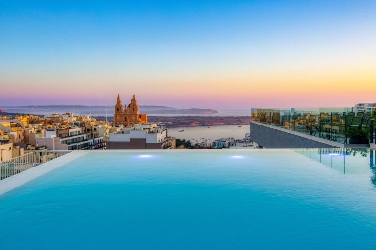 Piscina infinita en la azotea del Solana Hotel & Spa con vistas al mar y ciudad de Malta al atardecer