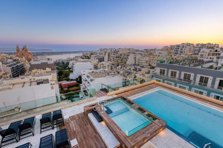 Piscina rooftop con jacuzzi y vistas panorámicas al mar y la ciudad en Solana Hotel & Spa Malta