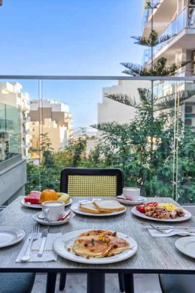 Desayuno buffet en terraza exterior con vistas a la ciudad en Solana Hotel & Spa