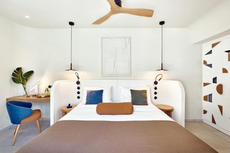 Habitación doble de diseño moderno con cama king size y decoración minimalista en Paralos Kosta Alímia