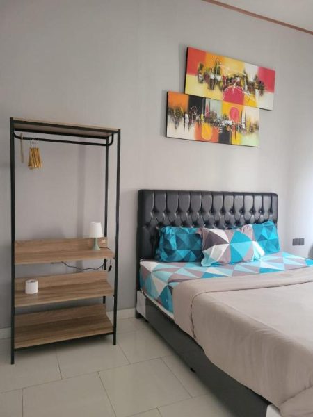 Habitación doble con cama matrimonial y cabecero tapizado en 9 Residences Seminyak Bali