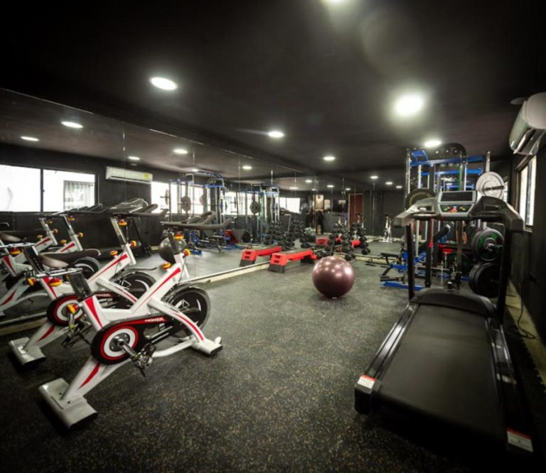 Gimnasio completamente equipado con bicicletas estáticas y cinta de correr en Mood Matuna Hotel Cartagena