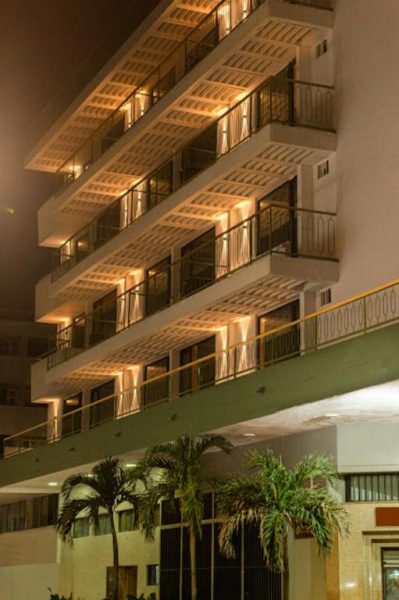 Fachada nocturna del Mood Matuna Hotel Cartagena con balcones iluminados y palmeras