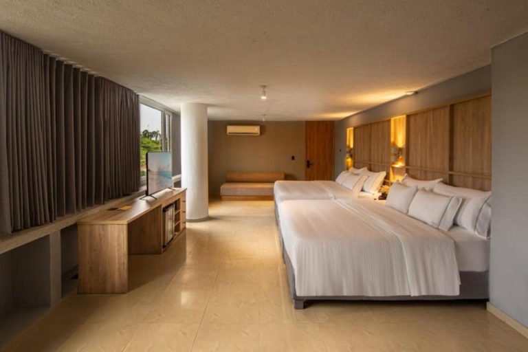 Habitación doble moderna con dos camas y decoración en madera del Mood Matuna Hotel Cartagena