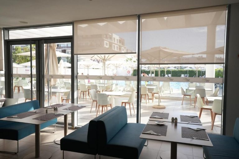 Restaurante interior con terraza y vistas a la piscina del Hotel Zephyr Agadir