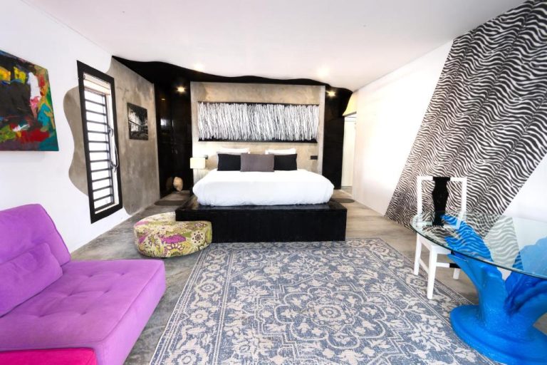 Habitación temática con decoración artística y estampado cebra en Thuishaven Boutique Mini-Resort
