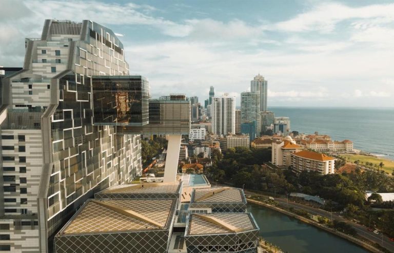Vista aérea del hotel Cinnamon Life at City of Dreams con skyline y costa de Colombo al fondo