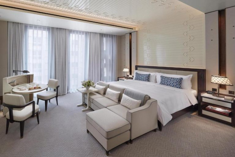 Suite de lujo con cama king size y zona de estar elegante en Mandarin Oriental Doha