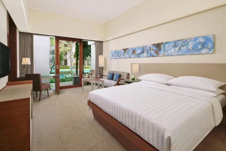 Habitación deluxe con vista a la piscina en Courtyard by Marriott Bali Nusa Dua Resort