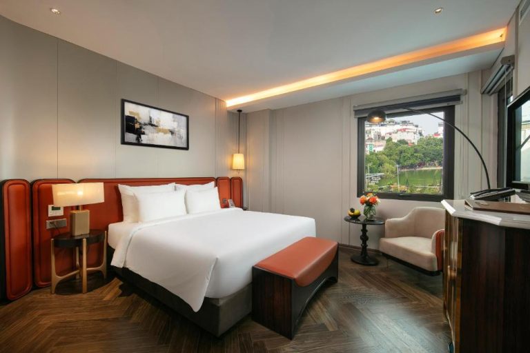 Habitación deluxe con cama doble y vistas a la ciudad en Le Premier Hotel & Rooftop Bar