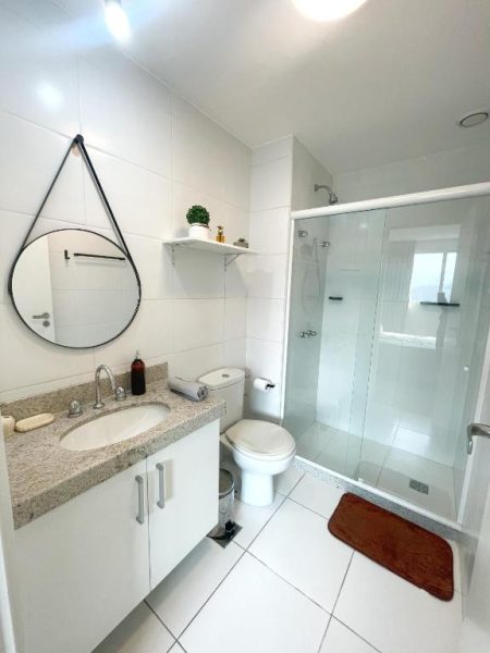 Baño moderno con ducha de vidrio y lavabo de granito en Loft Barra da Tijuca Ilha Pura
