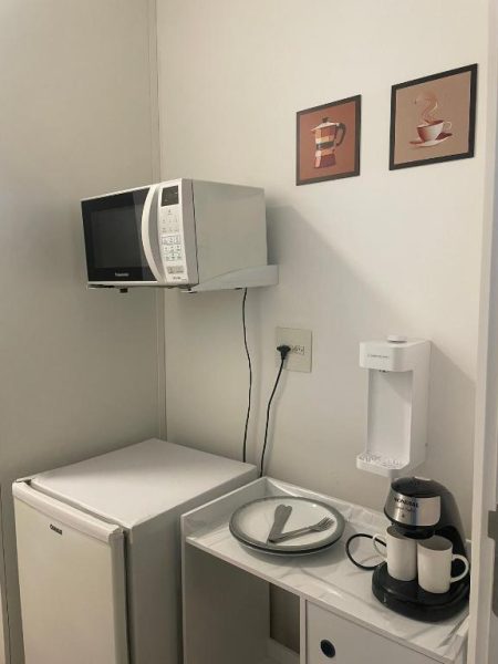 Cocina equipada con microondas Panasonic, mininevera y cafetera en Loft Barra da Tijuca Ilha Pura