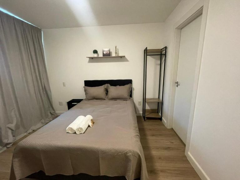 Habitación doble moderna con cama matrimonial y decoración minimalista en Loft Barra da Tijuca Ilha Pura