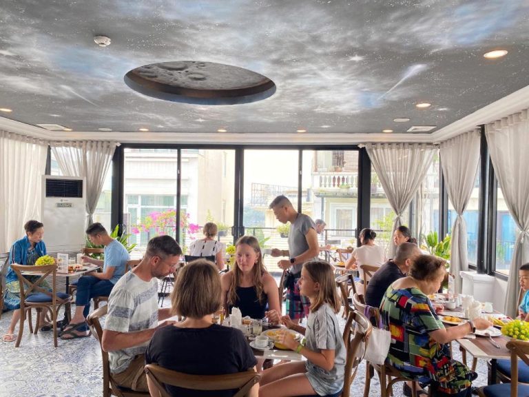 Restaurante del San Boutique Hotel con decoración de techo lunar y huéspedes disfrutando del desayuno