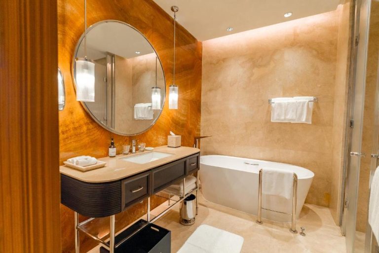 Lujoso baño con bañera exenta y revestimiento en mármol del ITC Ratnadipa Luxury Collection Colombo