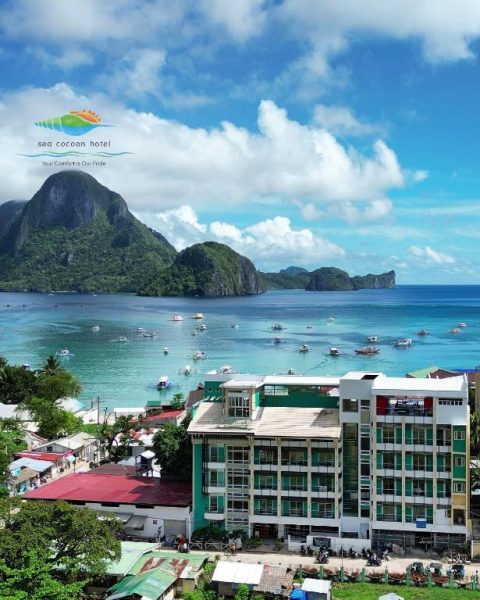 Vista panorámica de la bahía de El Nido desde el Sea Cocoon Hotel con montañas y aguas turquesas