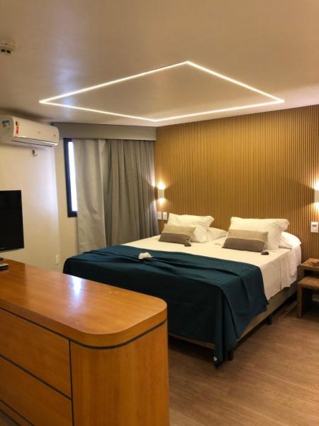 Habitación doble de lujo con cama king size e iluminación LED en el techo en Fortaleza 703-713