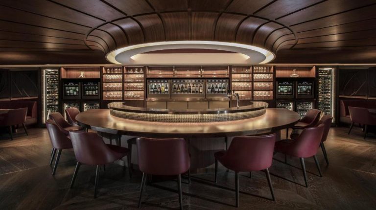 Elegante bar de vinos circular con bodega iluminada del Mandarin Oriental The Landmark Hong Kong