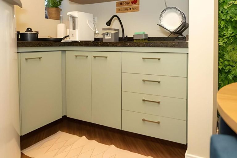 Cocina moderna con gabinetes verdes y encimera de mármol en el Lindo Flat na Sena Madureira