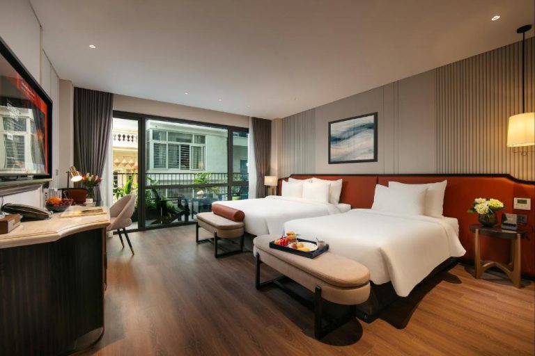 Habitación doble de lujo con balcón y bandeja de desayuno en Le Premier Hotel & Rooftop Bar