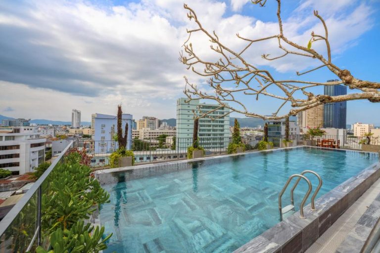 Piscina infinita en la azotea del Vernal Hotel & Apartment Da Nang con vistas panorámicas a la ciudad