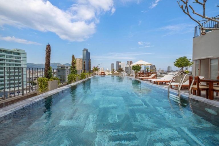 Piscina infinita en la azotea del Vernal Hotel & Apartment Da Nang con vistas al skyline de la ciudad