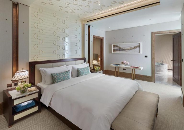 Suite de lujo con cama king size y bañera exenta en Mandarin Oriental Doha
